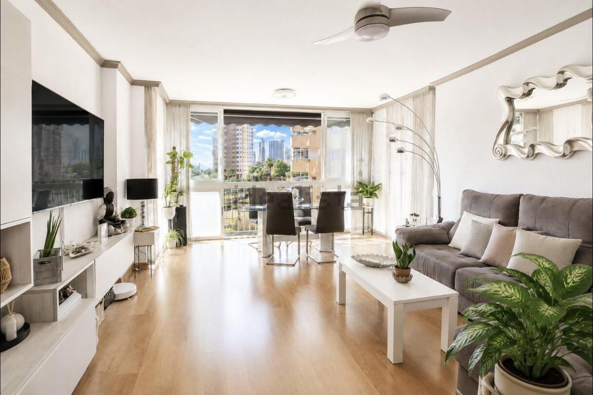 Salón con vistas abiertas a Benidorm
