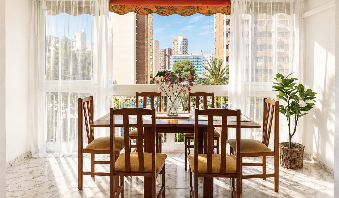 Comedor con vistas a los edificios de Benidorm