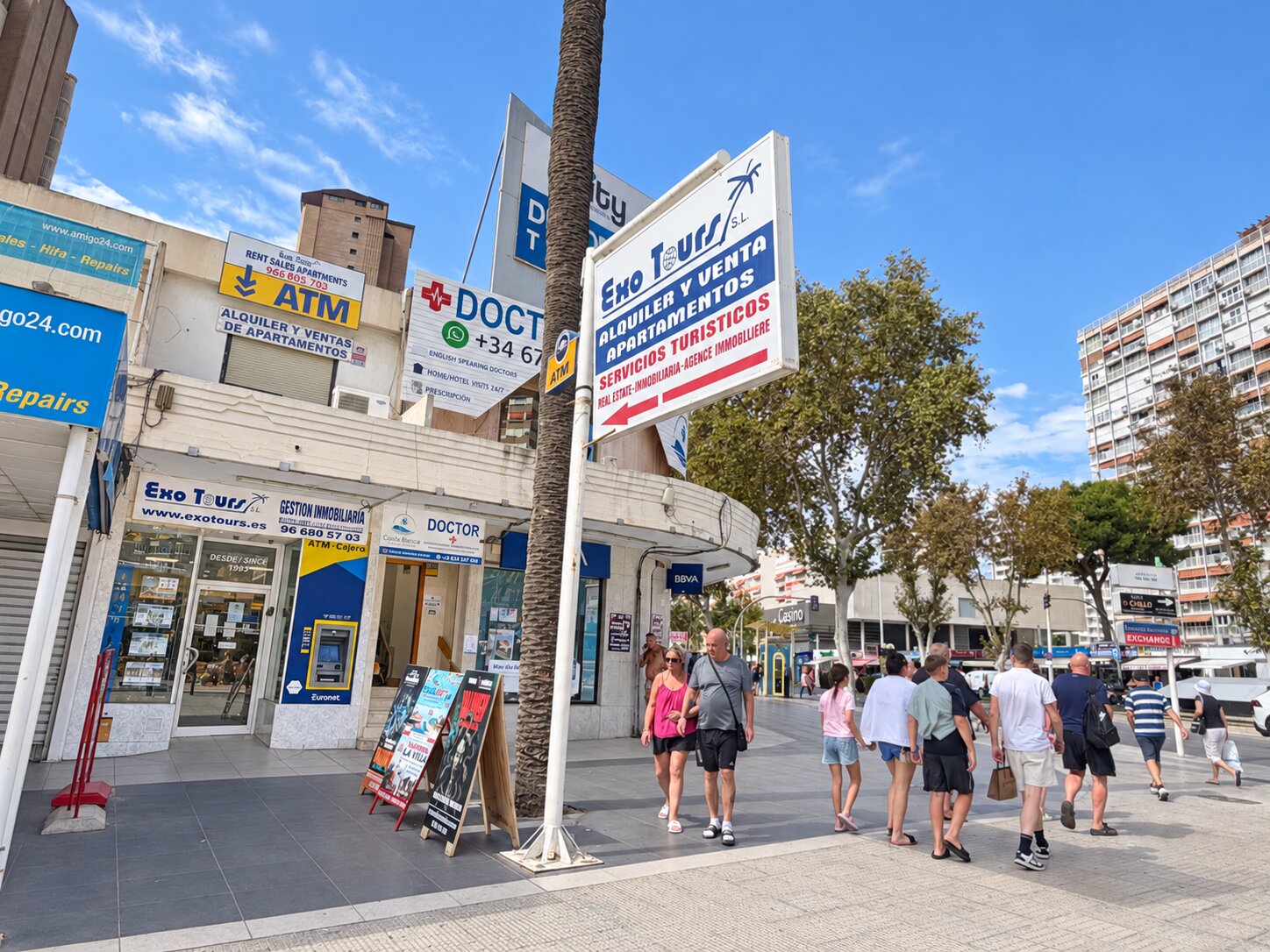 Fachada de la oficina de Exo Tours, Gestión Inmobiliaria, en la calle, Benidorm