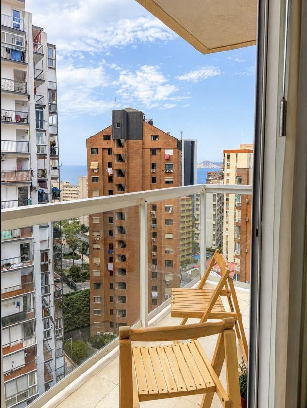 Balcón con sillas de madera y vistas al mar, Rincón de Loix