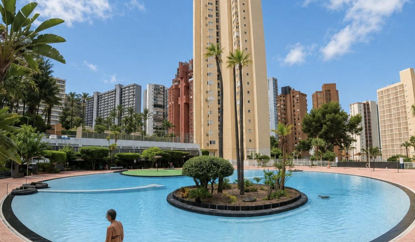 Piscina circular del complejo, con vistas a Benidorm